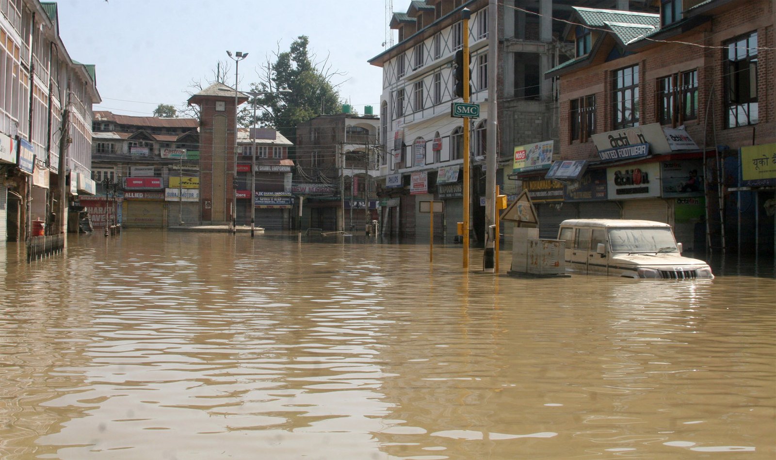 KASHMIR A VIEW OF FLOODED STREETS OF HISTORICAL GHANTA GHAR SRINAGAR UMAR GANIE 011