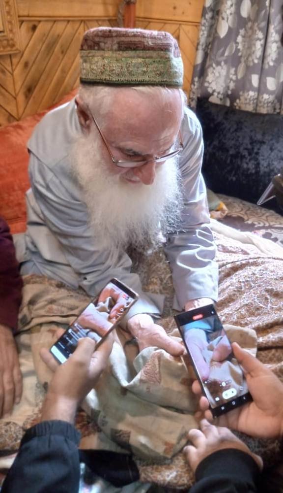 His name is Khan: Meet Kashmir’s only Padmashree award winning ‘Jamawar’ craftsman 3 3 3 1