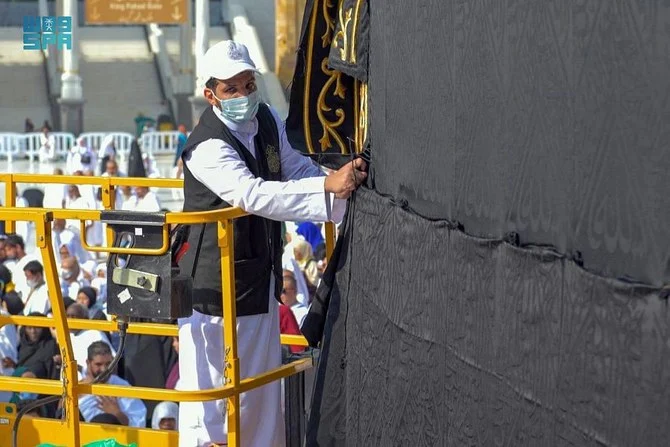 `Labaik Allahuma Labaik': Saudi carries out maintenance work on Ghilaaf-e-Kaaba 3 3530096 1461235311