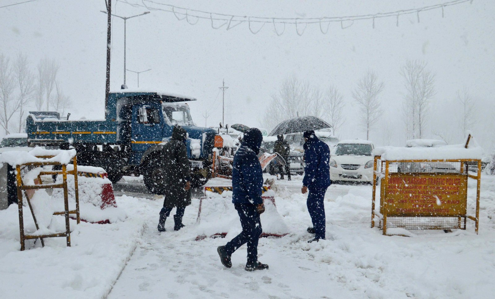 Kashmir People near snow covered Srinagar Jammu National Highway at Anantnag during seasons first heavy snowfall in Srinagar on Friday Umar Ganie 2 scaled