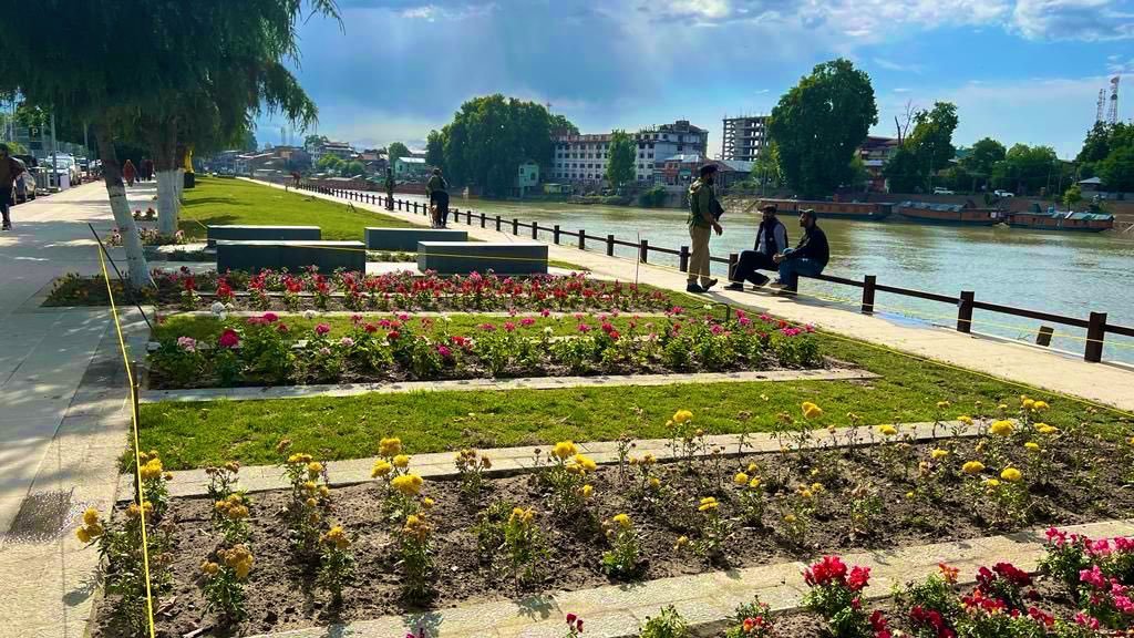 Forget Nishat, Shalimar; Polo View Market, Jhelum Riverfront are new hangouts 2 FwkqEBXWIAEUouS