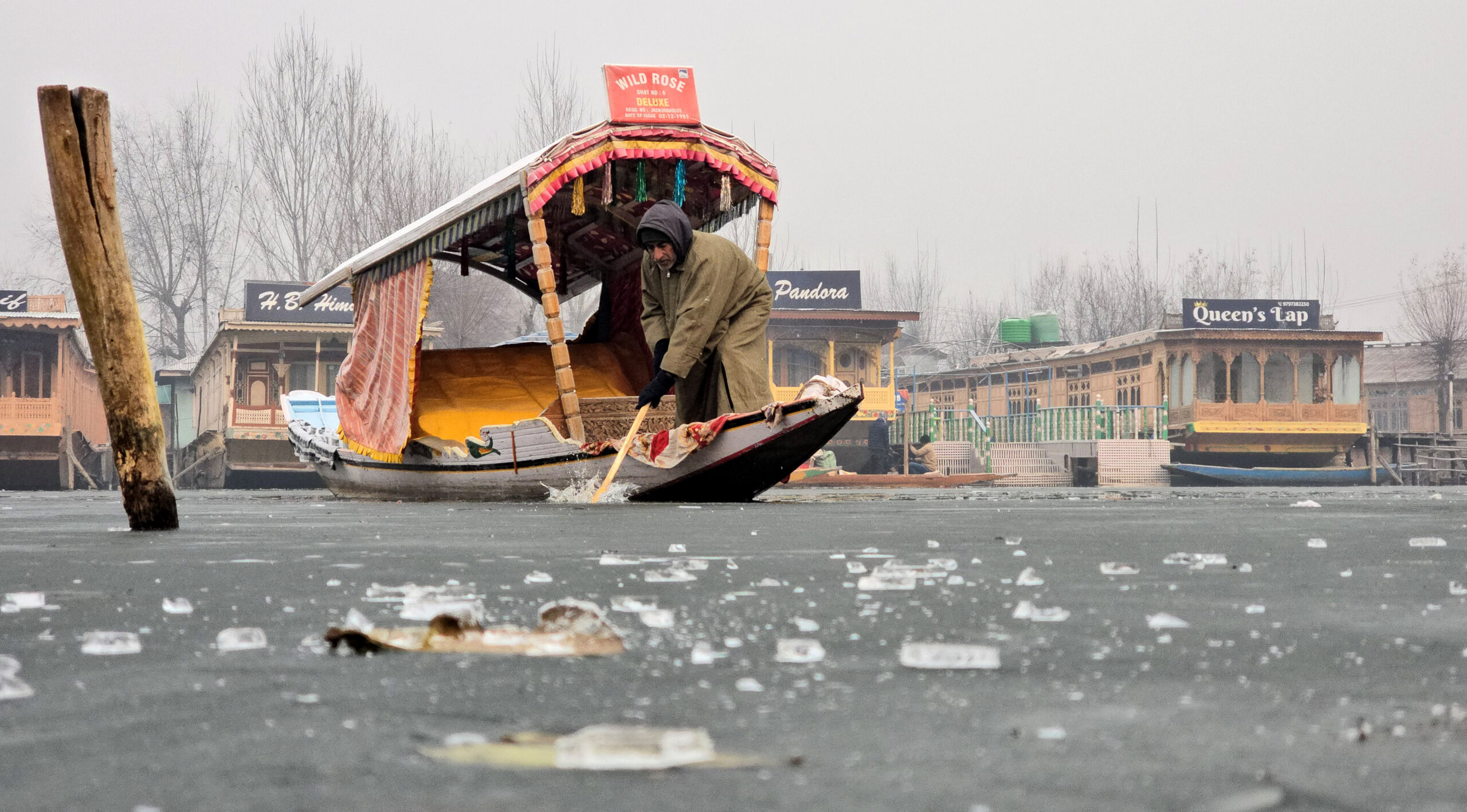 Kashmir A shikara walla tries to break frozen portion of Dal Lake as Srinagar records the all time low of minus 8.5 degrees celcius Umar Ganie 6 scaled