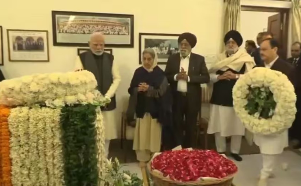 Modi at Dr Manmohan Singh Residence